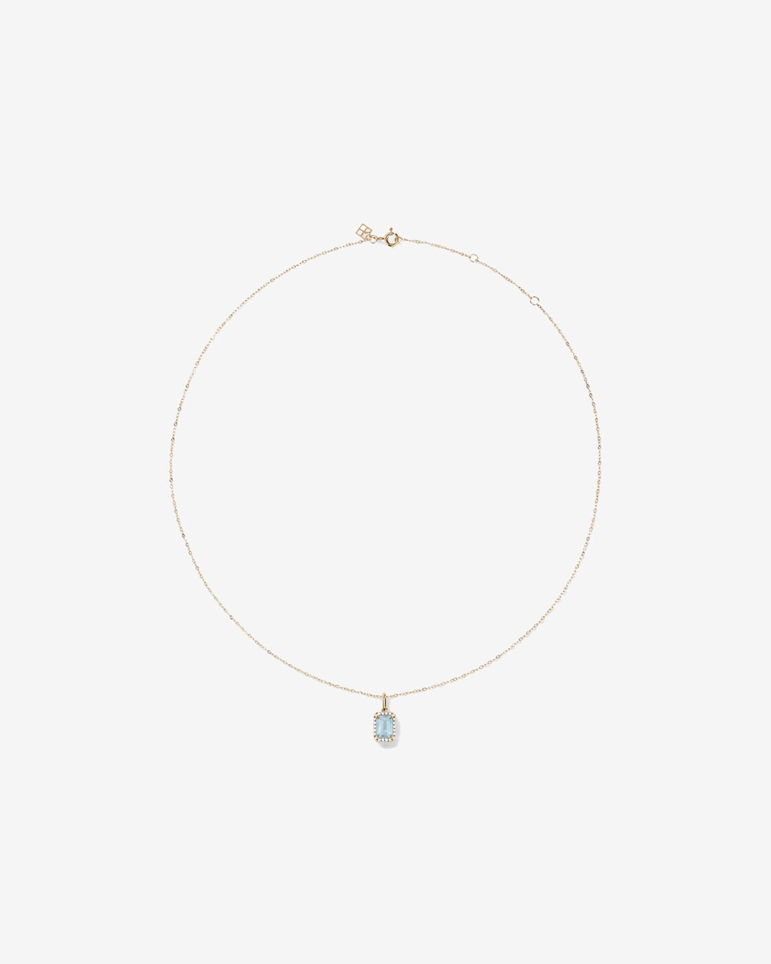 Pendentif halo Aigue-marine taille &eacute;meraude avec diamants et cha&icirc;ne en or jaune 10 ct
