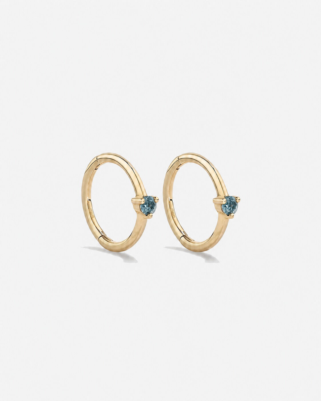 Dormeurs avec accent Topaze bleue 10 mm en or jaune 10 ct