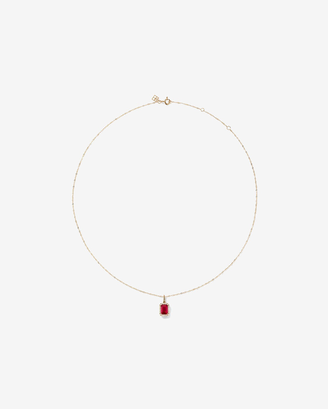 Pendentif halo Rubis cr&eacute;&eacute; taille &eacute;meraude avec diamants et cha&icirc;ne en or jaune 10 ct