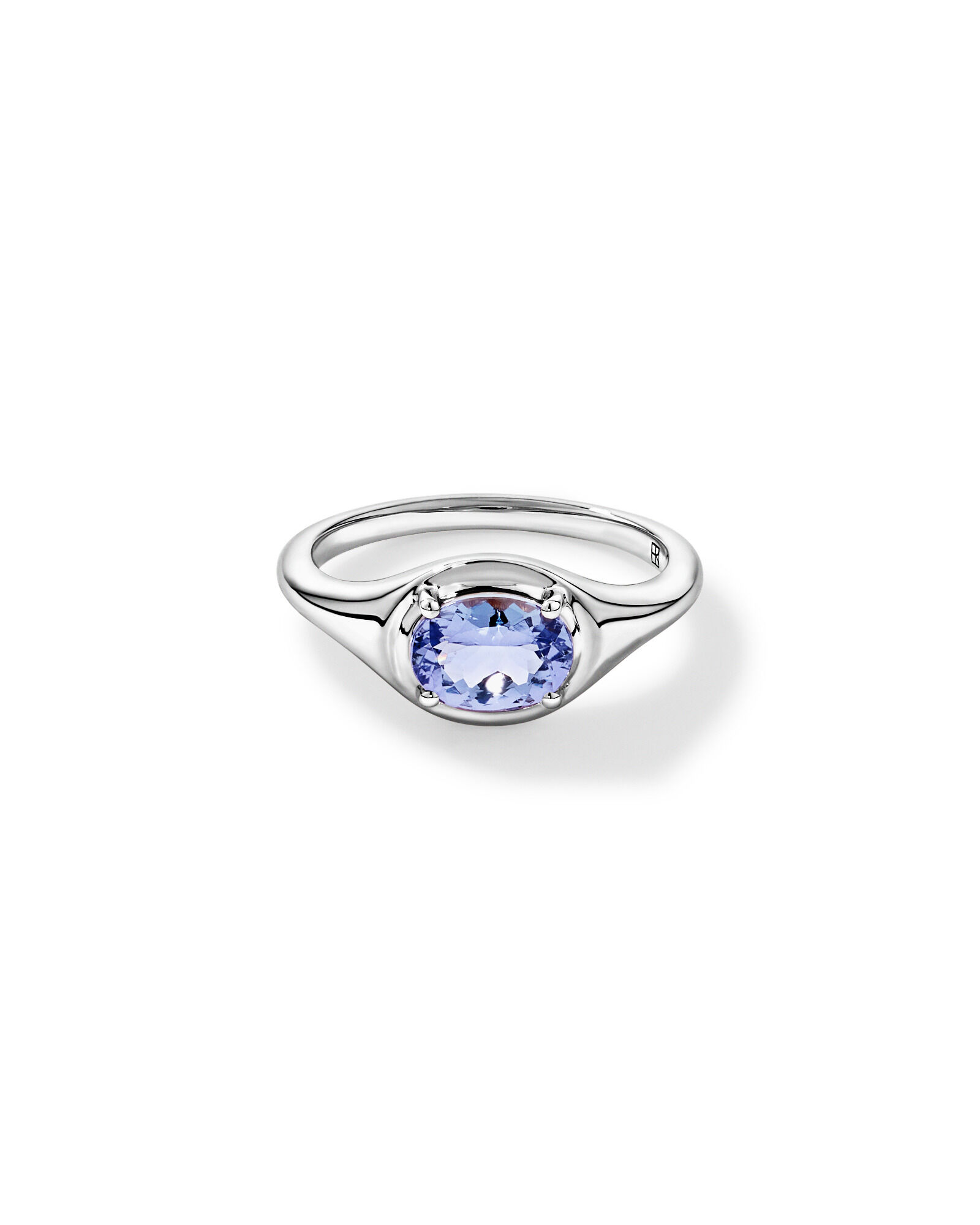 Bague taill&eacute;e ovale en tanzanite sertie d&rsquo;est en ouest en or blanc 10 carats