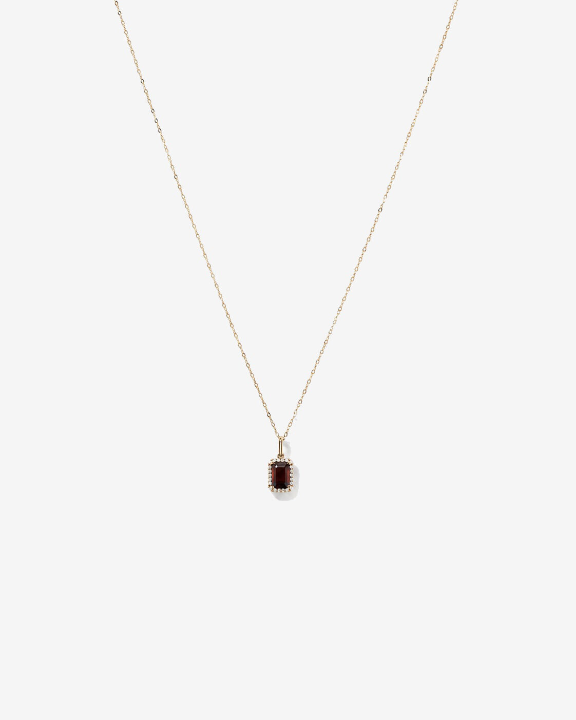 Pendentif halo Grenat taille &eacute;meraude avec diamants et cha&icirc;ne en or jaune 10 ct