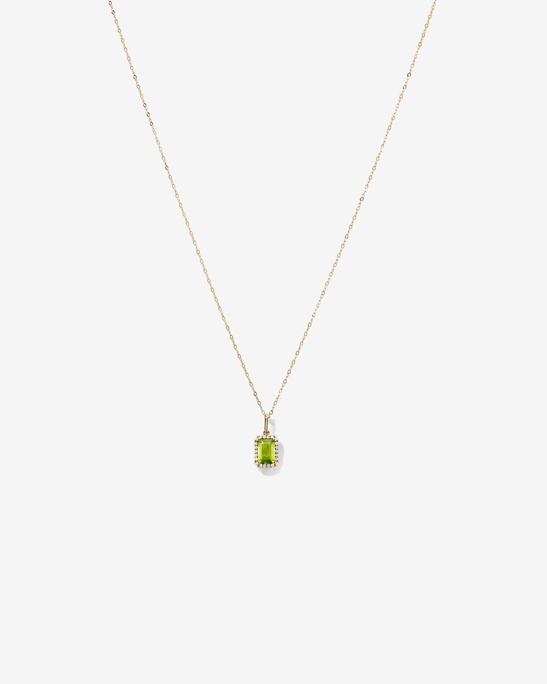 Pendentif halo P&eacute;ridot taille &eacute;meraude avec diamants et cha&icirc;ne en or jaune 10 ct