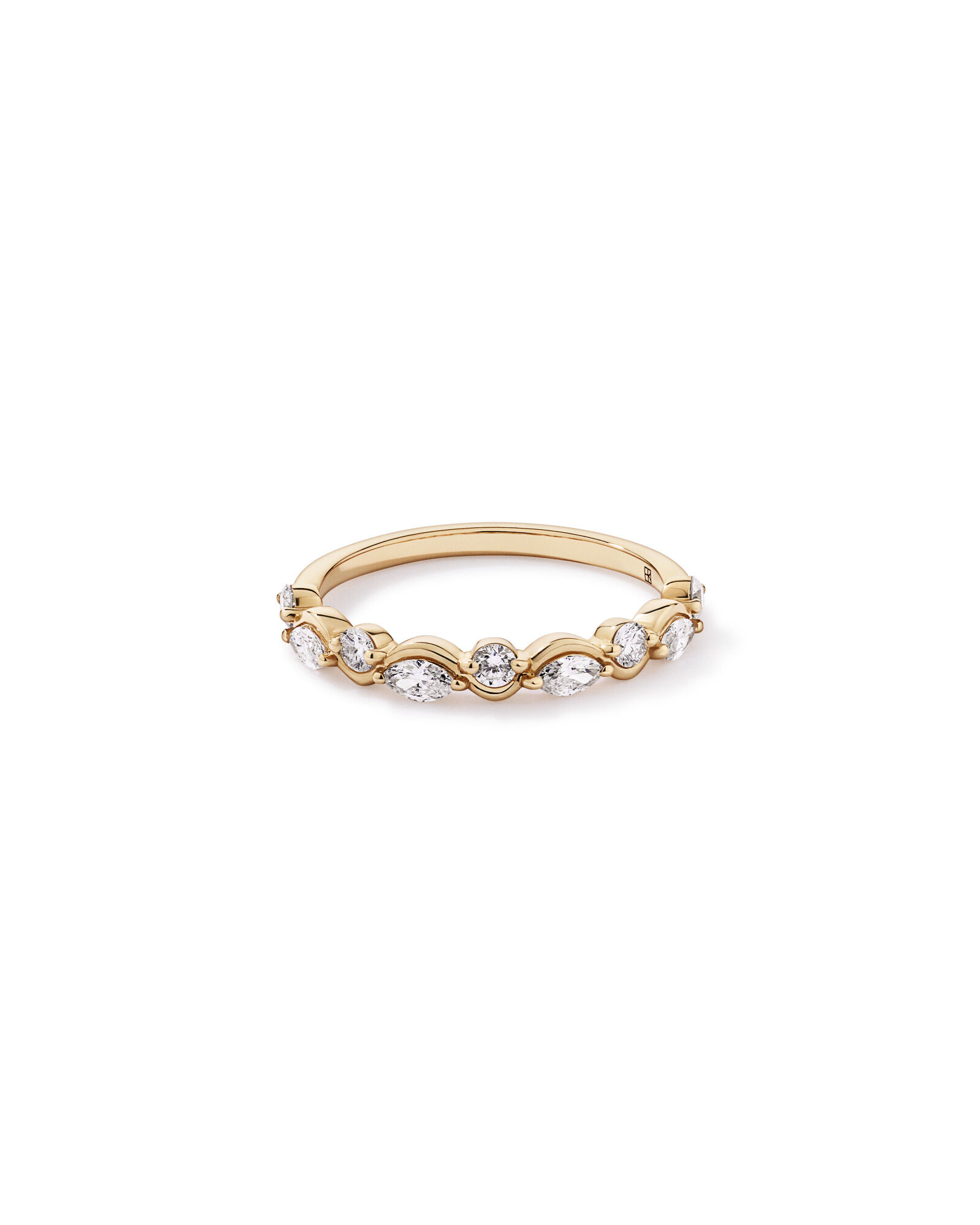 Alliance torsad&eacute;e en or jaune 14 carats avec diamants taille marquise et taille brillant ronde (poids total 0,43 carat)