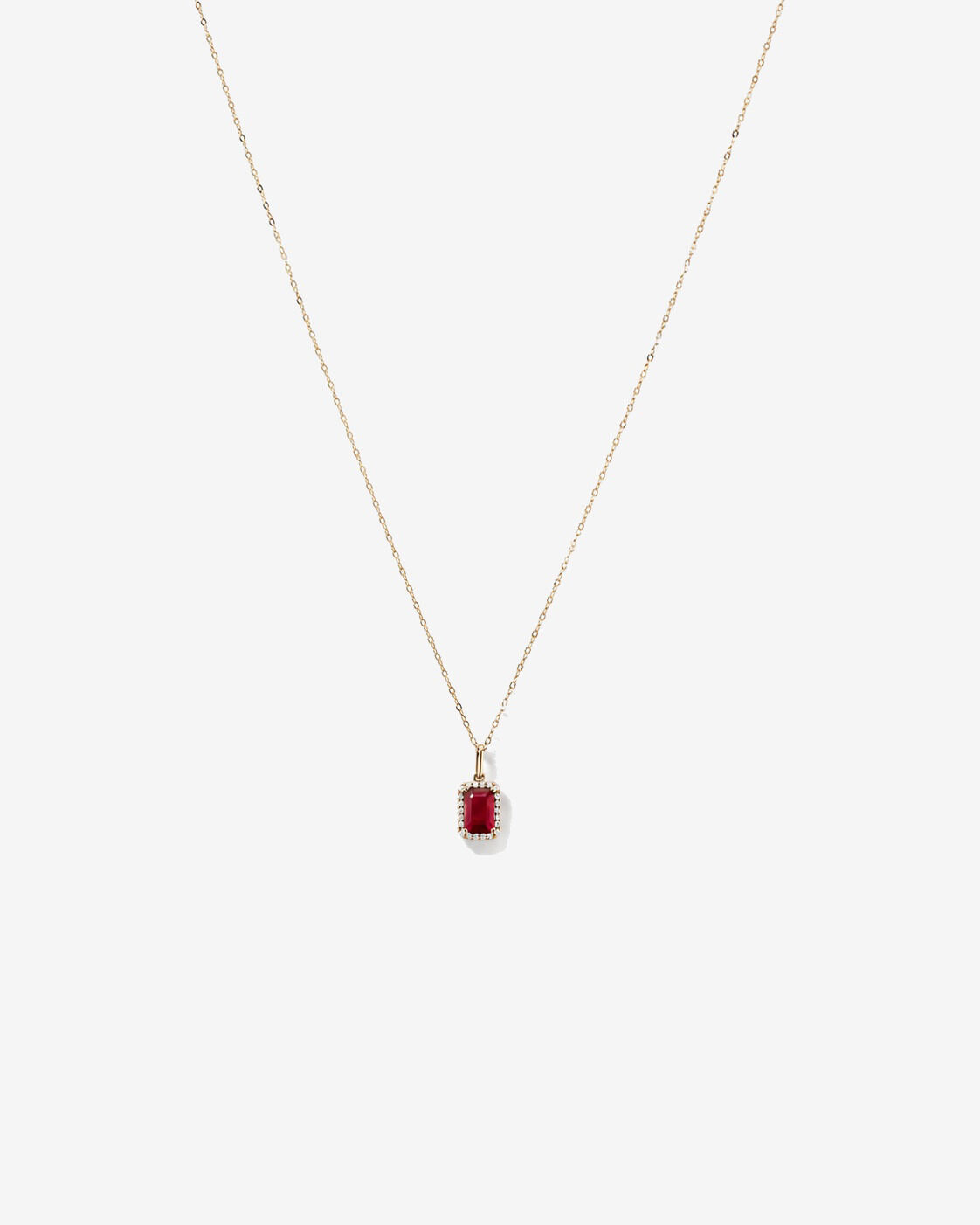 Pendentif halo Rubis cr&eacute;&eacute; taille &eacute;meraude avec diamants et cha&icirc;ne en or jaune 10 ct