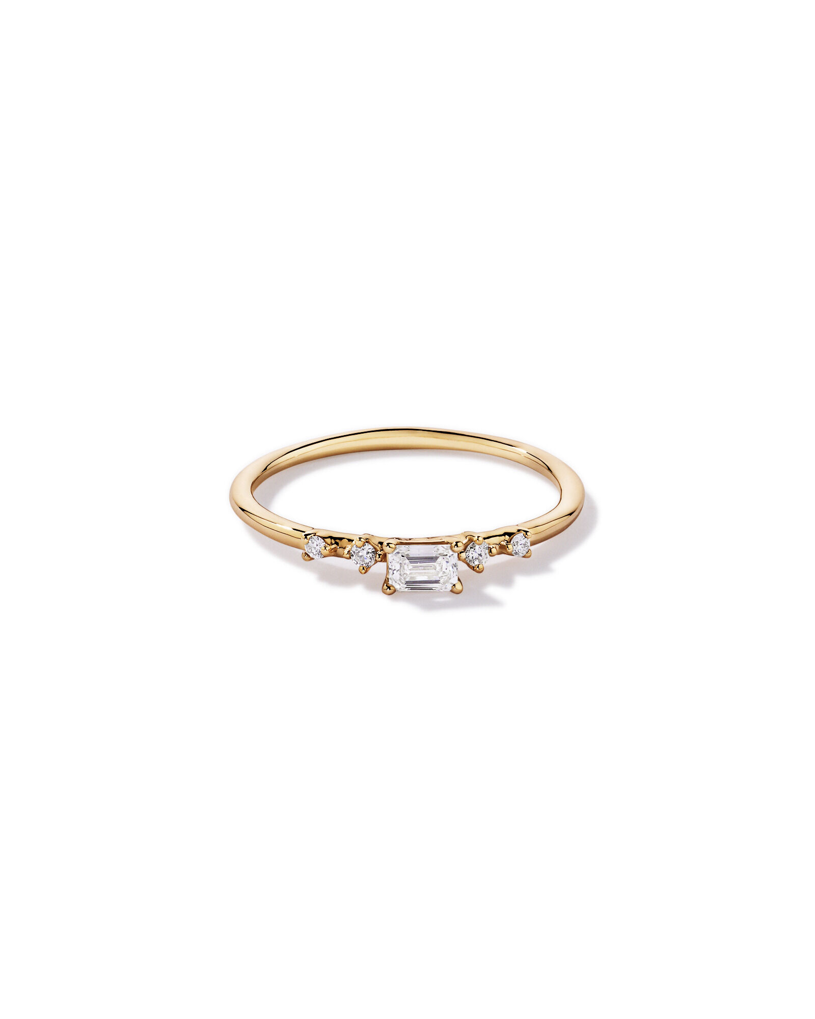Bague de promesse en or jaune 10 carats avec diamants de laboratoire (poids total de 0,20 carat) taille &eacute;meraude et taille brillant ronde